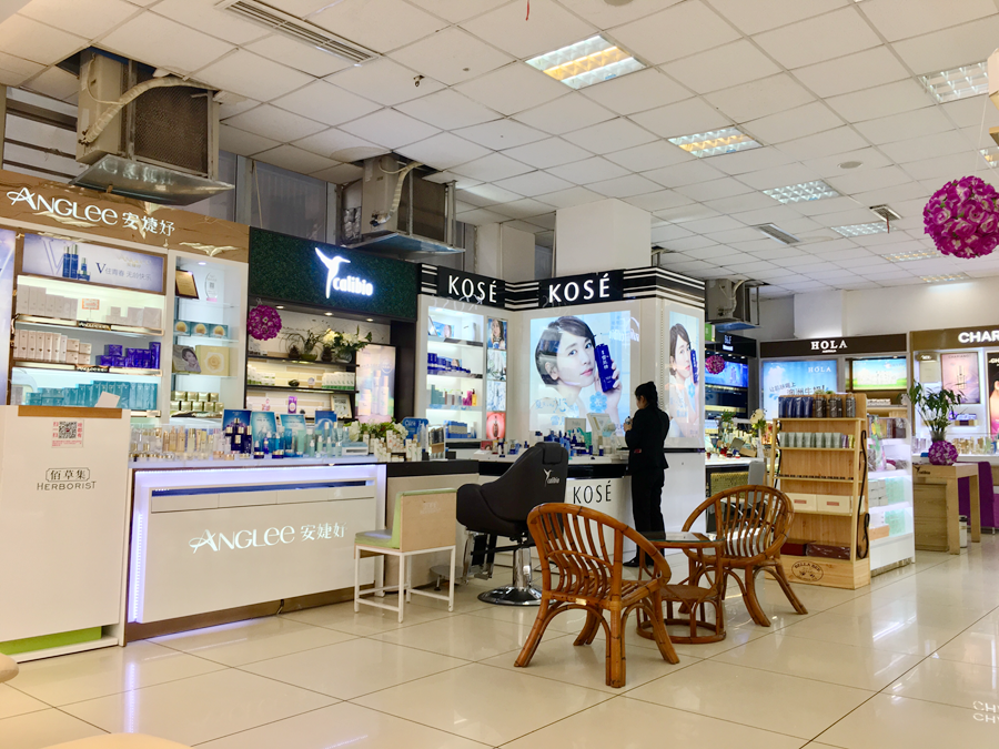 卓越进口品区后方汇聚了高丝、巴黎欧莱雅、OLAY、梦妆、理肤泉等价位相对低一点的品牌。