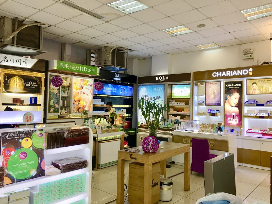 虽然这一大区域品牌众多，但是摆放规整，丝毫没有杂乱拥挤感觉。
