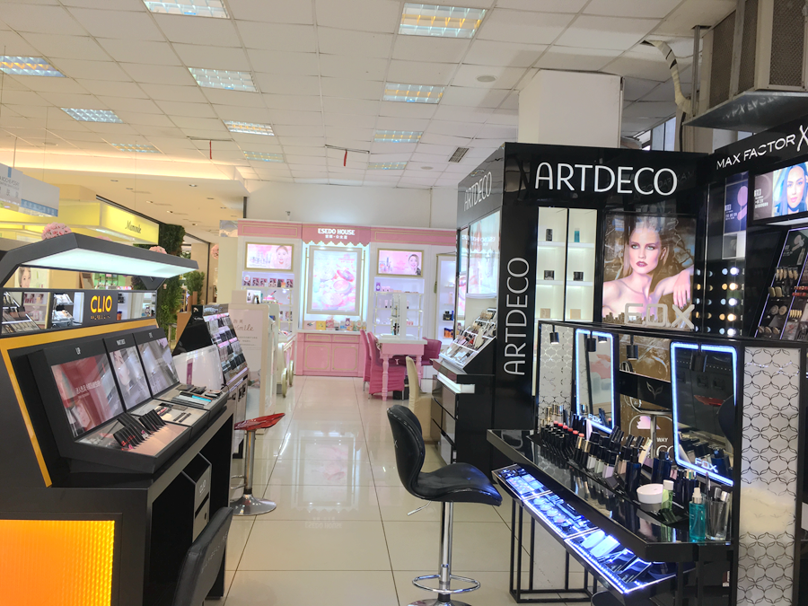 名品后方区域的最后一角，就是华泰的彩妆区了，这里汇聚了将近10个国内外知名彩妆品牌。