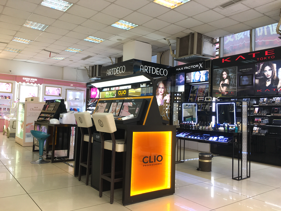 名品后方区域的最后一角，就是华泰的彩妆区了，这里汇聚了将近10个国内外知名彩妆品牌。