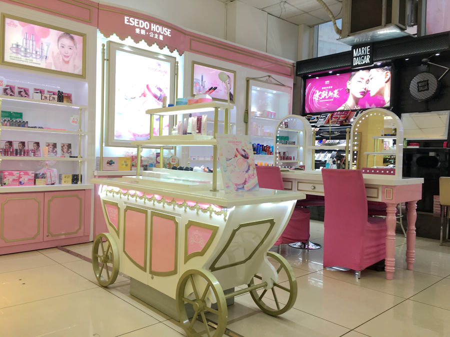 形象和布置最为粉嫩的爱丽·公主屋尤其惹人注意。