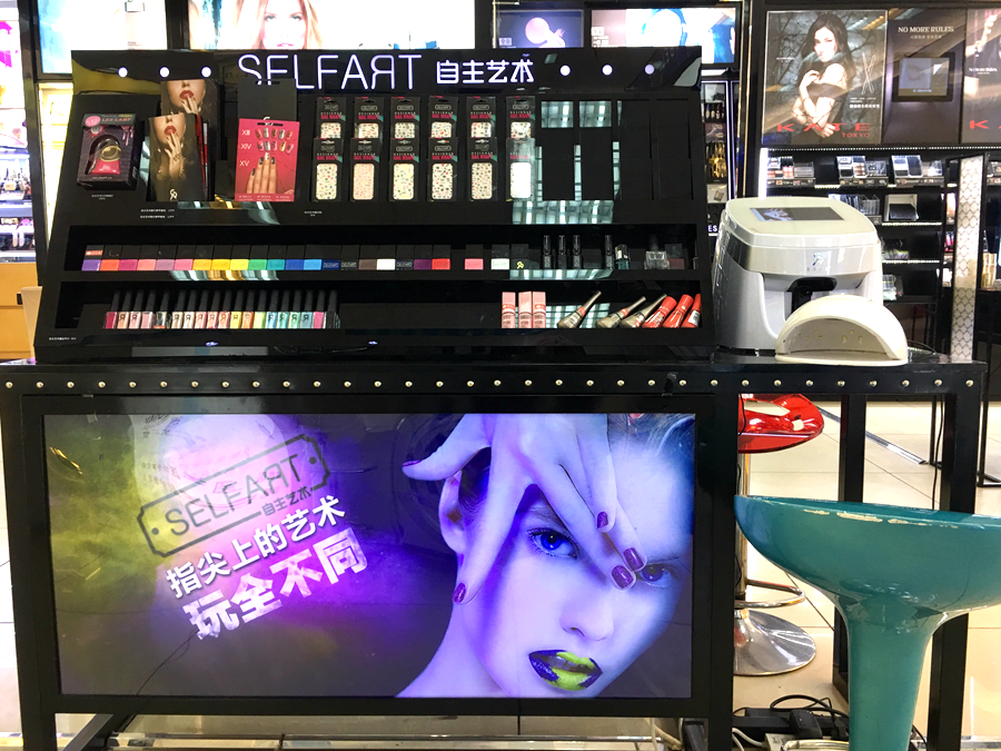 在彩妆区域前，还有专门的美甲区，顾客可以直接在店内做美甲。