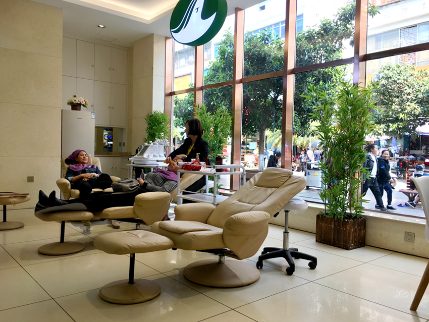 作为提倡体验的华泰，店内随处可见各种美容仪器与休息体验区。