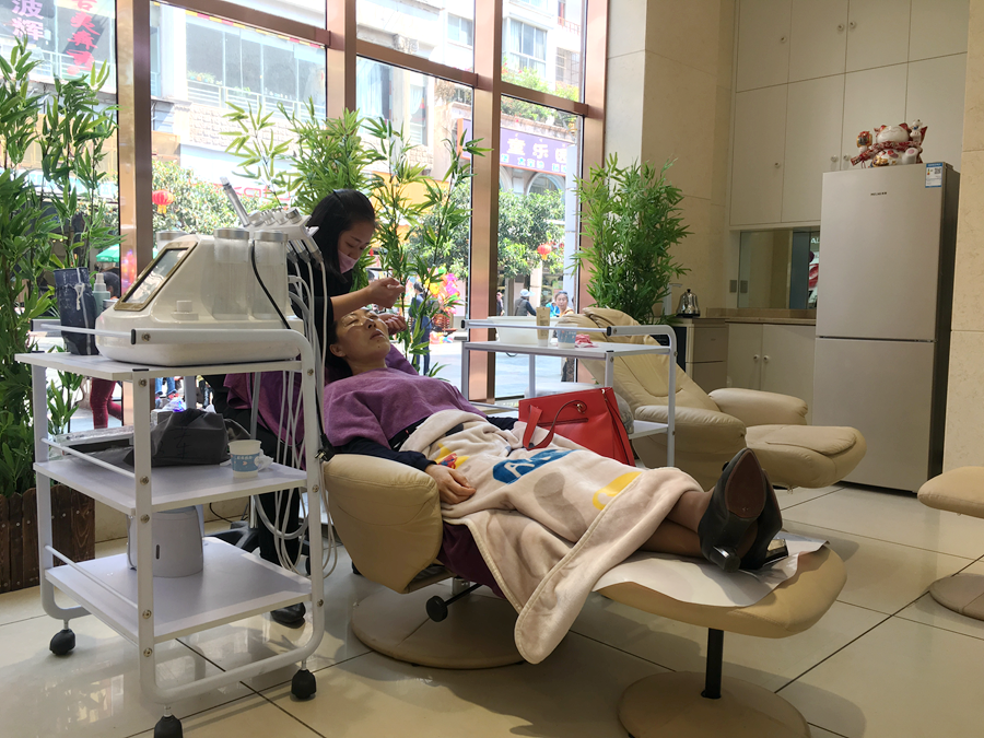 作为提倡体验的华泰，店内随处可见各种美容仪器与休息体验区。