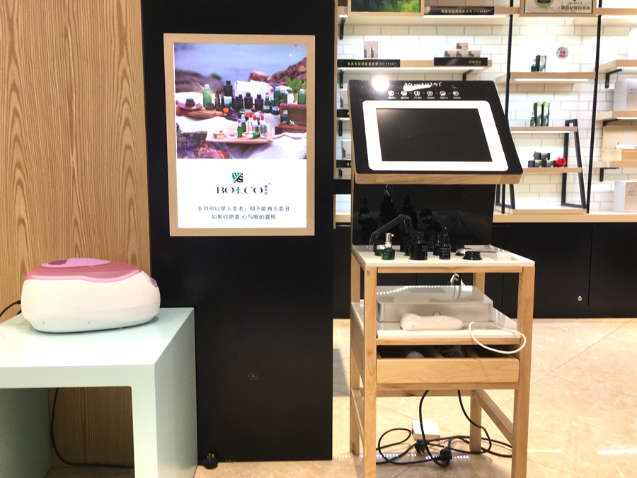 作为提倡体验的华泰，店内随处可见各种美容仪器与休息体验区。
