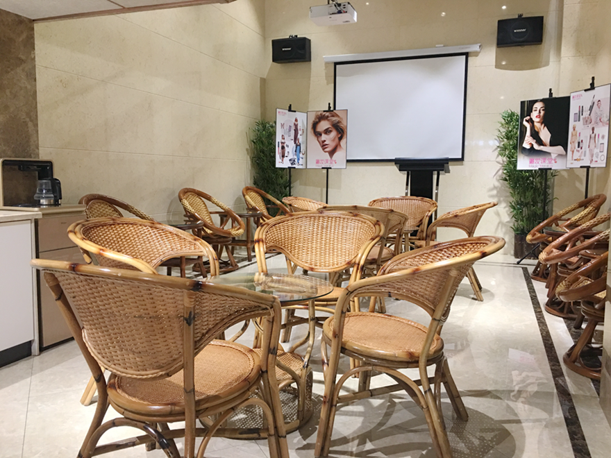 休息室内不仅有藤椅，还有多媒体投影仪供带小孩的顾客在里面看电影，茶饮、水果、食物应有尽有。