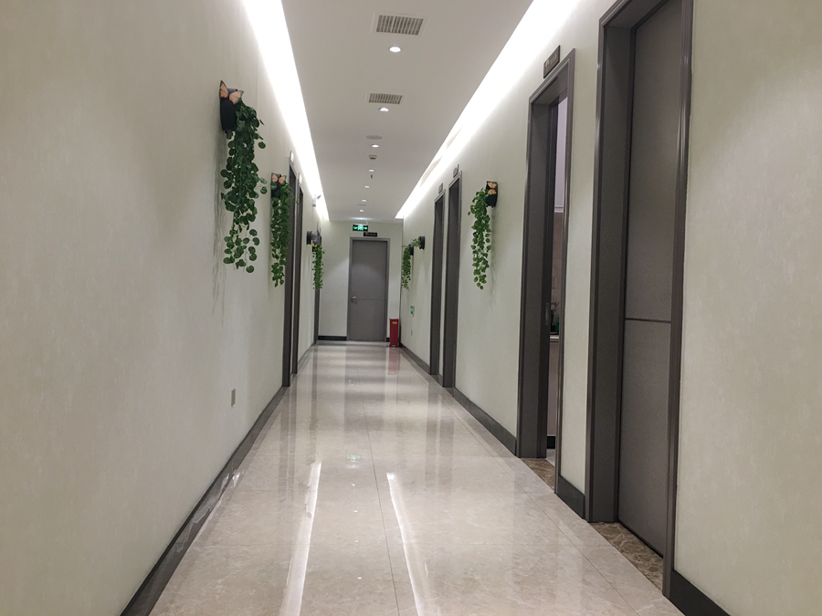 体验区有多个体验室，每个房间内放置有2-5个体验床，并配有相应的美容仪器。