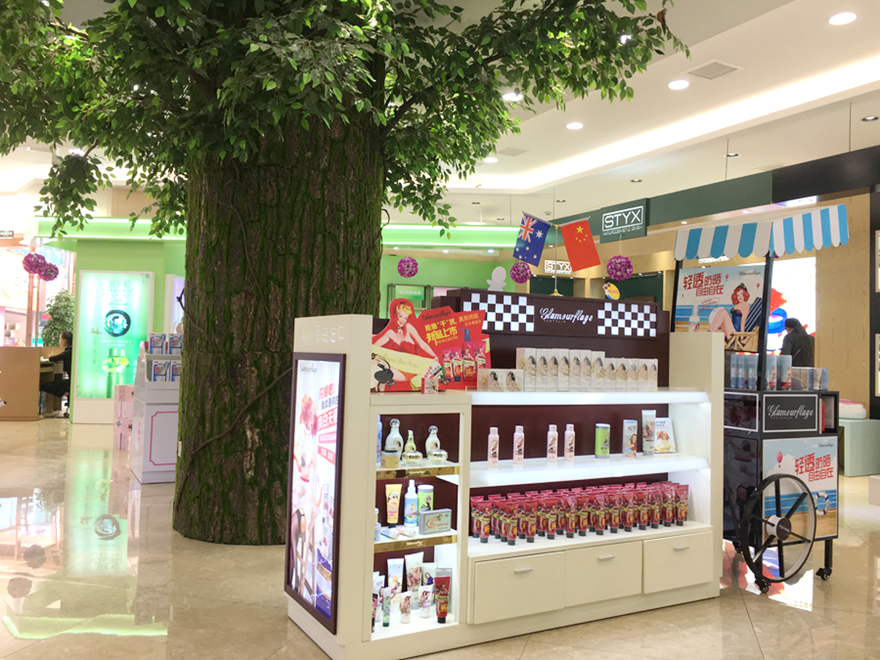 为了充分利用空间，增加丰富性，这一区还设有大树装饰以及格兰玛弗兰的马车货架和集中的面膜区域。