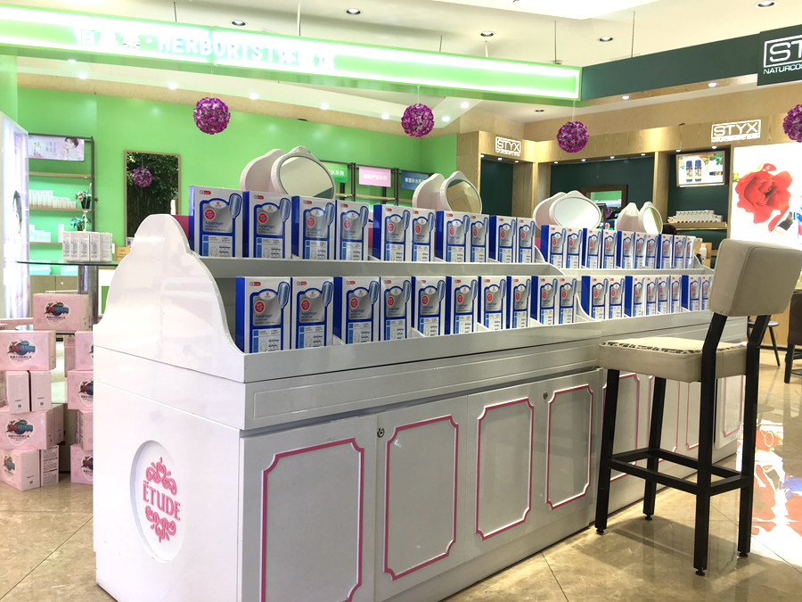 为了充分利用空间，增加丰富性，这一区还设有大树装饰以及格兰玛弗兰的马车货架和集中的面膜区域。