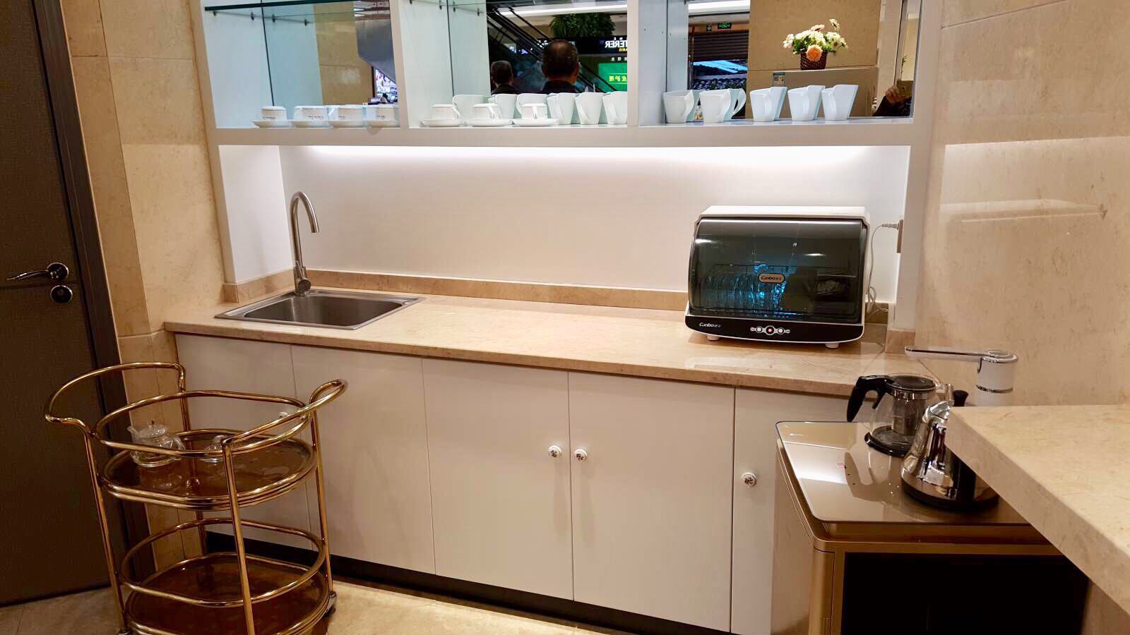 休息室内不仅有藤椅，还有多媒体投影仪供带小孩的顾客在里面看电影，茶饮、水果、食物应有尽有。