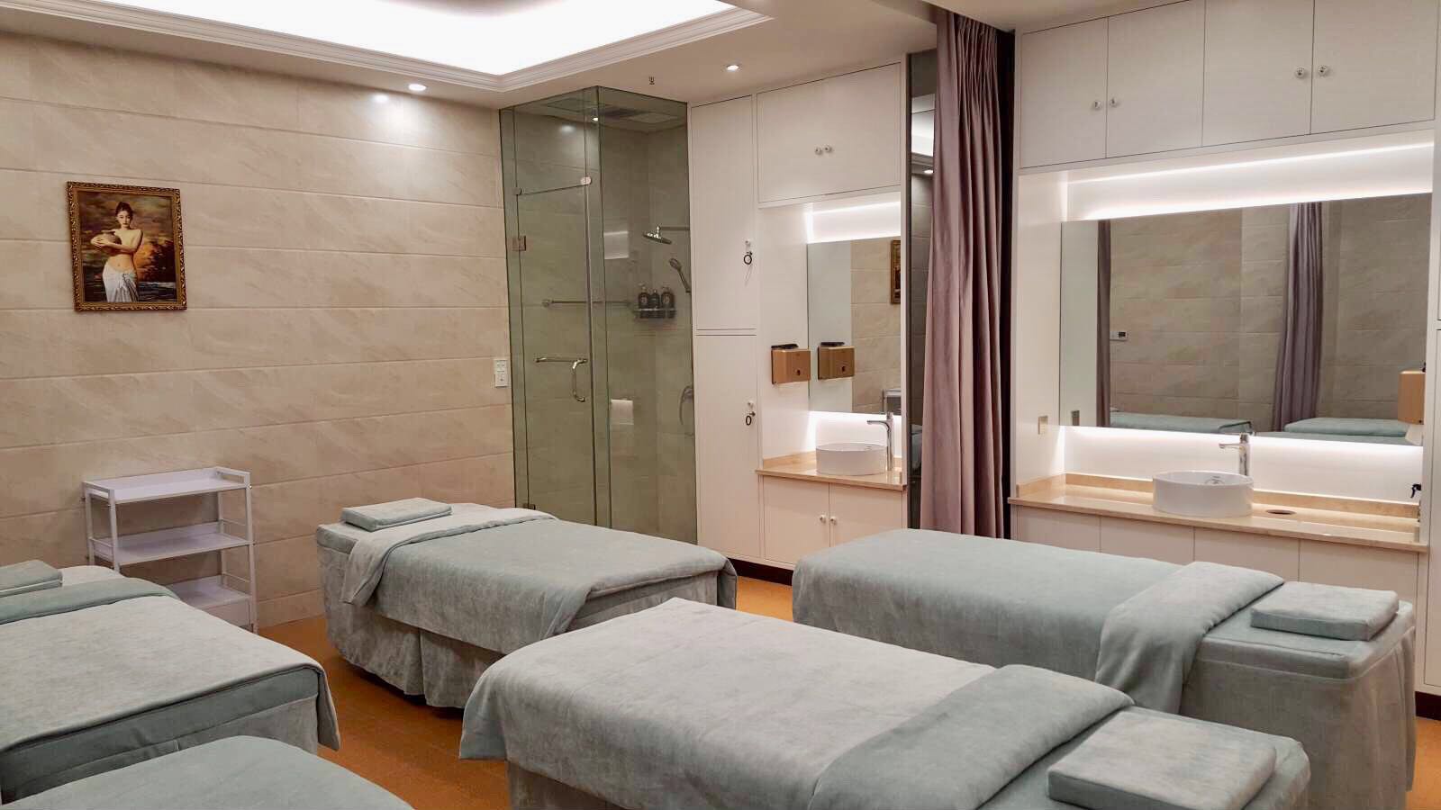 体验区有多个体验室，每个房间内放置有2-5个体验床，并配有相应的美容仪器。