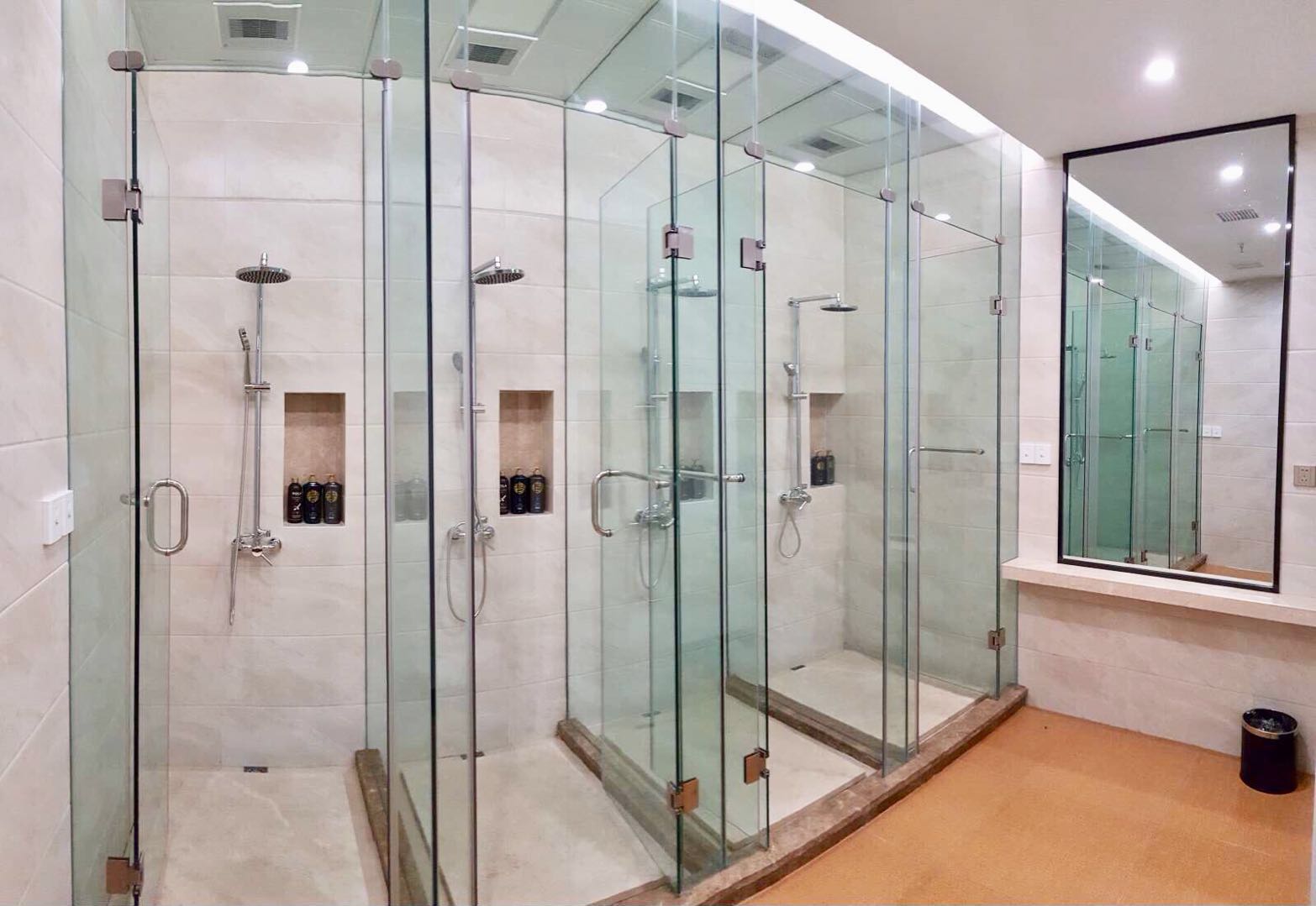 除了面部体验，当然也少不了身体护理，身体护理室内还设有淋浴区。此外，这里还专门打造了两个汗蒸室来供顾客使用。