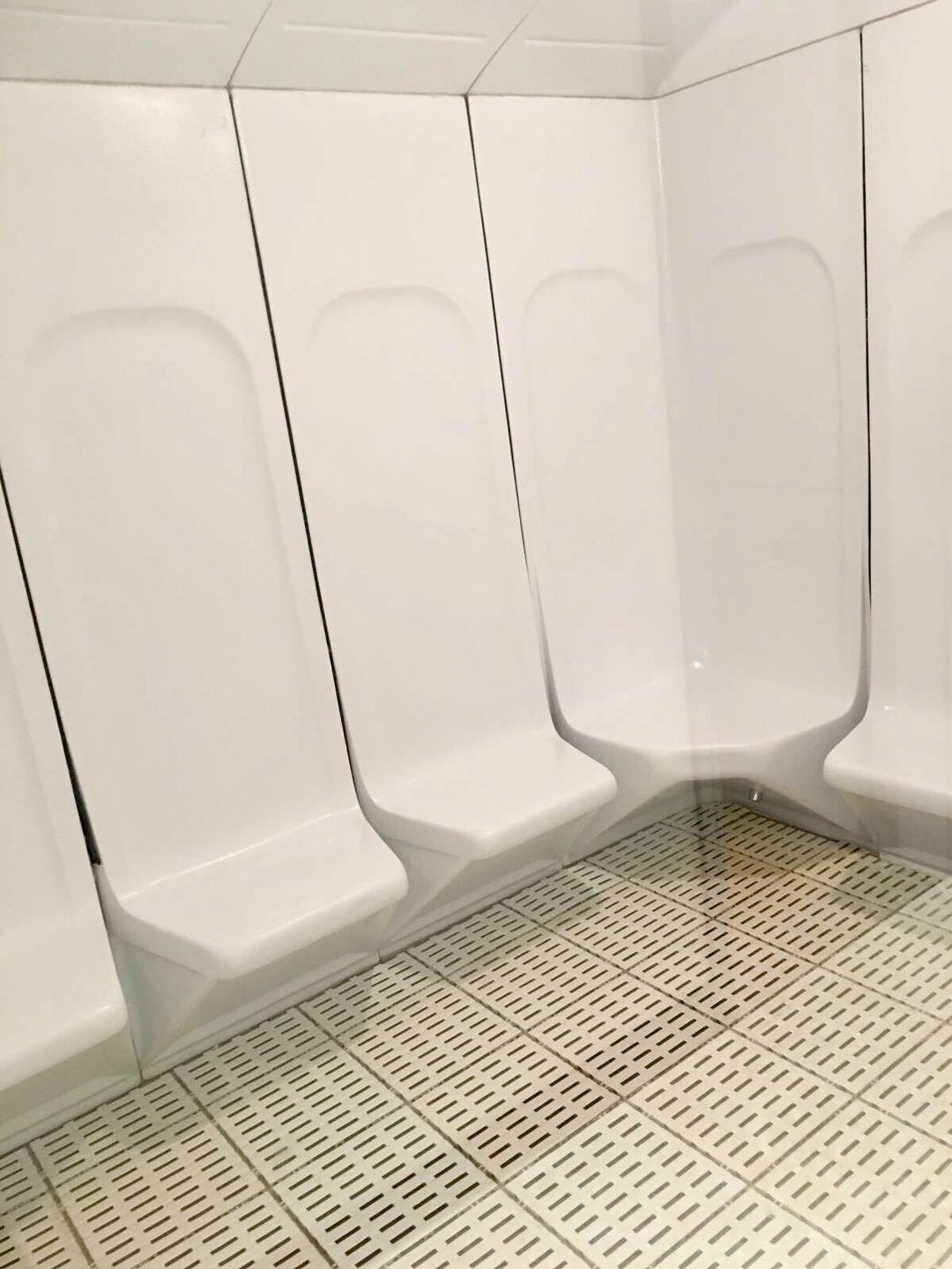 除了面部体验，当然也少不了身体护理，身体护理室内还设有淋浴区。此外，这里还专门打造了两个汗蒸室来供顾客使用。