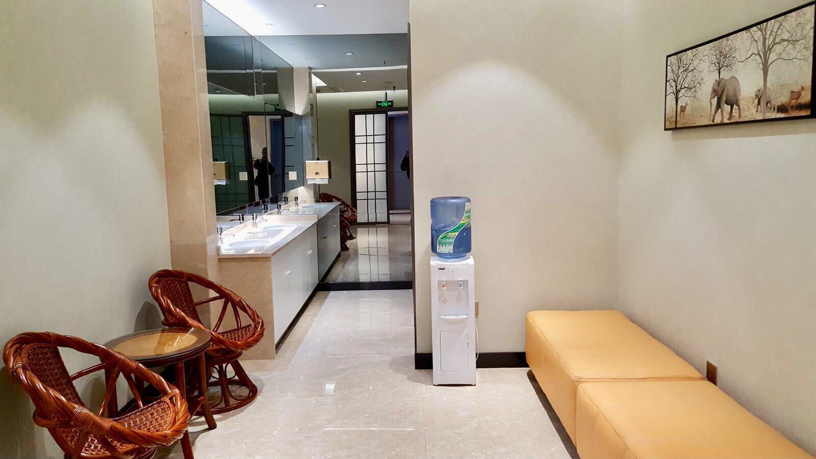 介绍完一楼的销售区，接下来就是楼下达600㎡，花费超300万打造的养美中心，即体验区。