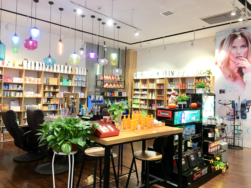 作为一家不太像化妆品店的美妆店，小已家看不到一个品牌背柜。