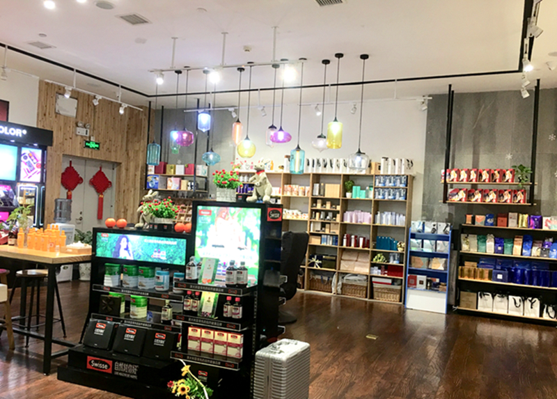 所有的产品都被摆放在自制的木制货架上，更为凸显“极致生活美学”这一概念。