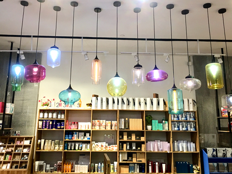 除了别具一格的木制货架，小已家的灯光也极具设计感，各种颜色的吊灯成了店内最具氛围的装饰。