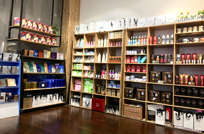 在70多平米的店内，SKU不足千个，其中护肤占比65%，彩妆占比25%，包括贝德玛、奥碧虹、格兰玛弗兰等，后期还将引入一些平价品牌，以吸引消费力稍弱的年轻群体。