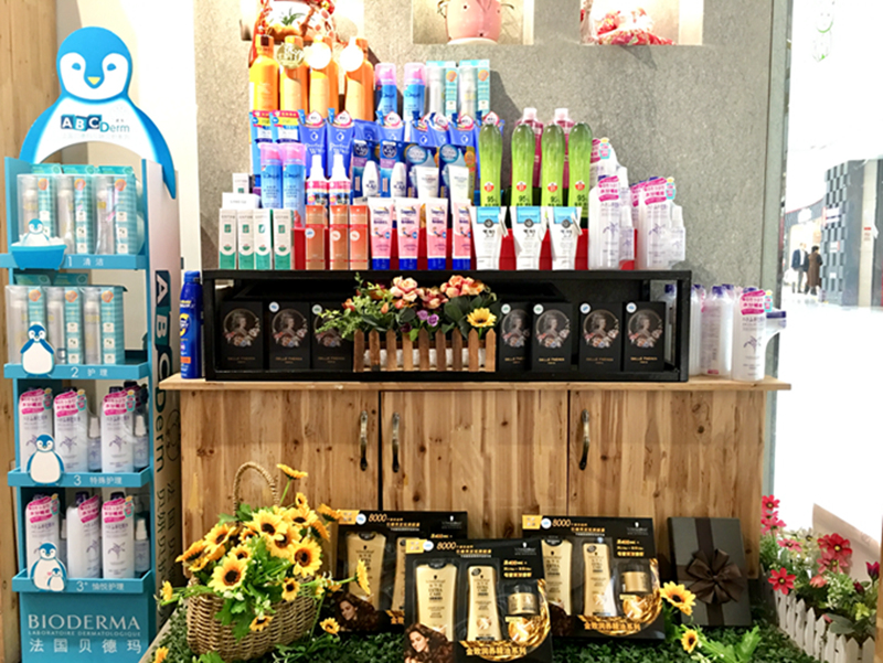 一进门的右手边主要是当季促销单品和爆品。