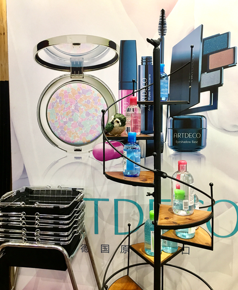 促销爆品旁摆放着购物篮，供进店顾客自选产品。