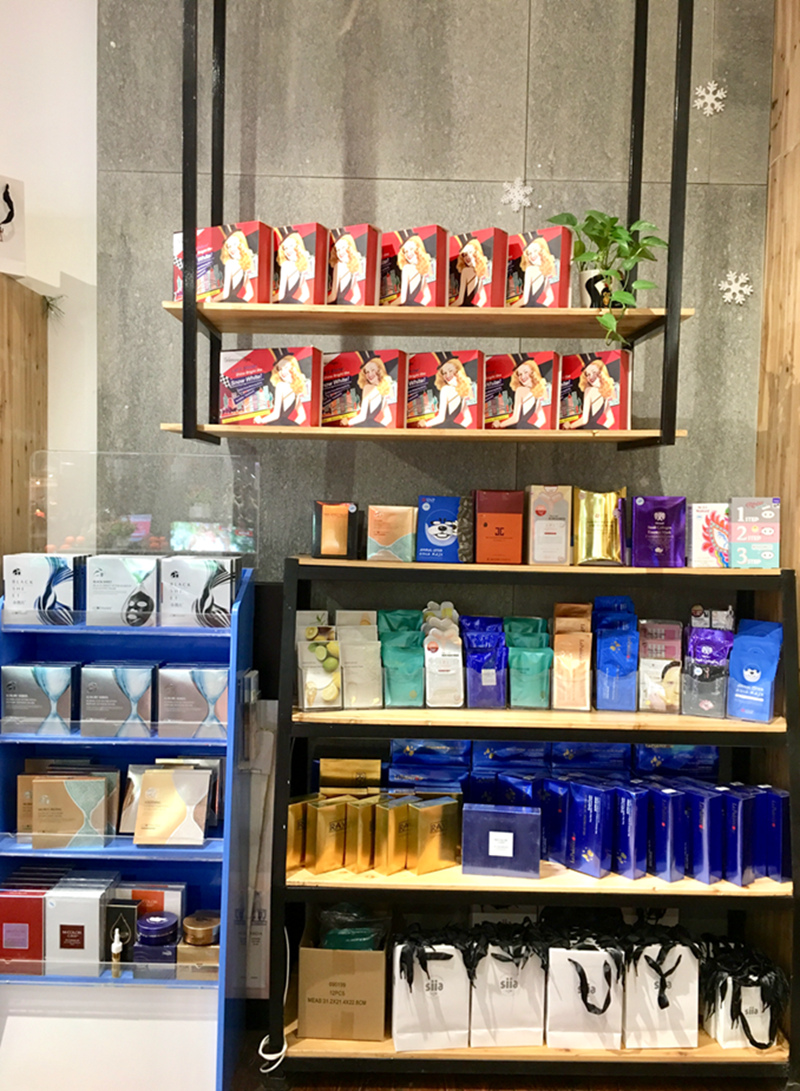 店内的面膜区独立放置在墙壁一旁，有时下很火的RAY、美迪惠尔、SNP等品牌。作为补充品类，面膜品牌的采购权一直都在店长手中，直接根据顾客的复购率和要求进行引入。