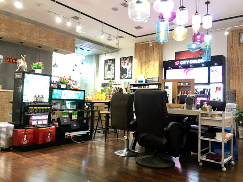 门店正中央的休闲体验区。在曾翔看来，体验区最重要的作用是帮助顾客学会正确使用化妆品。