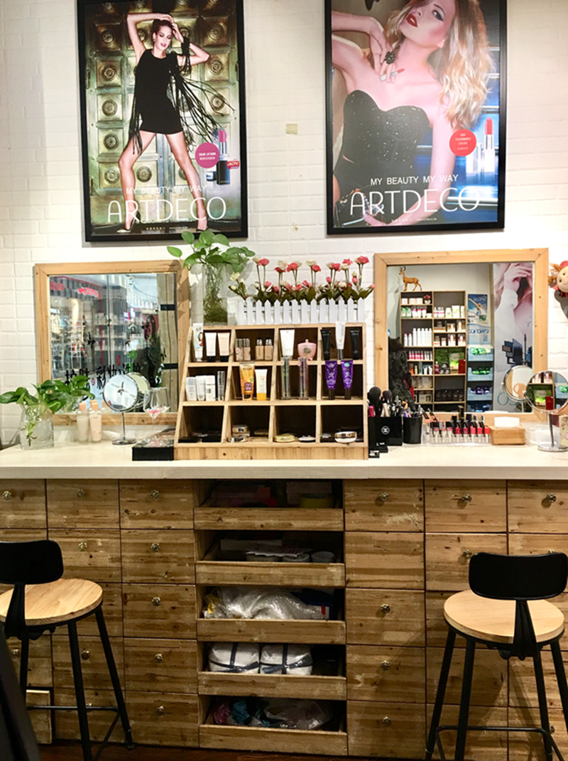 紧邻橱窗的彩妆区主要经营雅蔻、谜尚、KATE、CITY COLOR以及一些开价小彩妆。