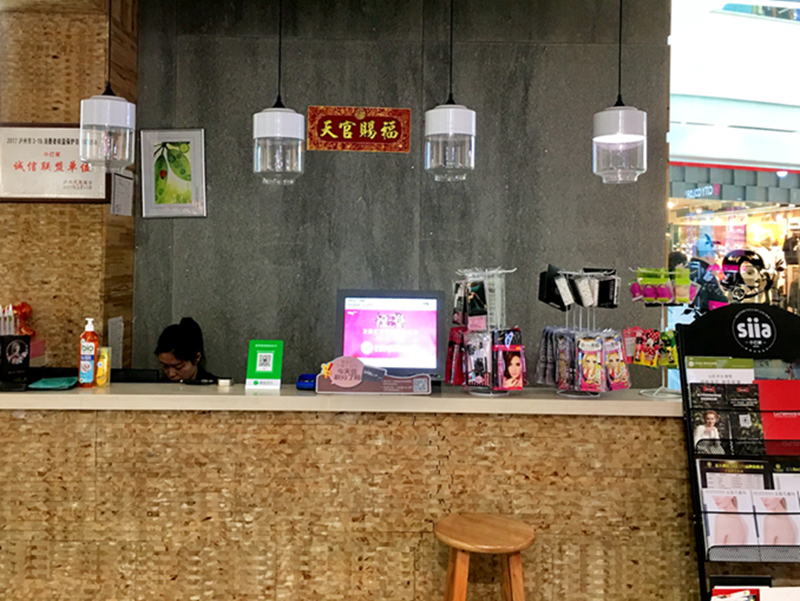 小已家的收银台区域也尤为特别，通过吊灯、木制柜台及配套的椅子等元素，设计得好似酒吧吧台。