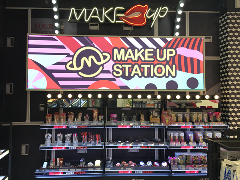 在打造彩妆区时，美星家十分注重烘托色彩和氛围营造，时尚潮流的壁纸、灯箱等十分抢眼。