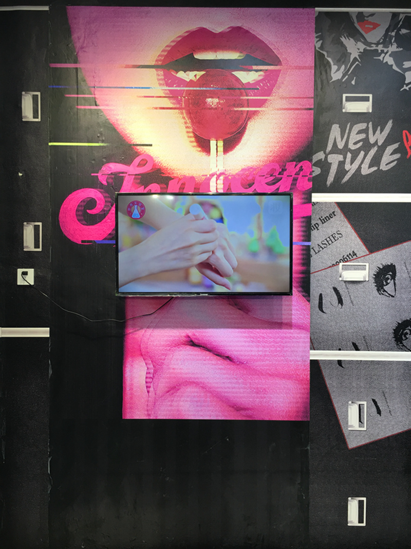 在打造彩妆区时，美星家十分注重烘托色彩和氛围营造，时尚潮流的壁纸、灯箱等十分抢眼。