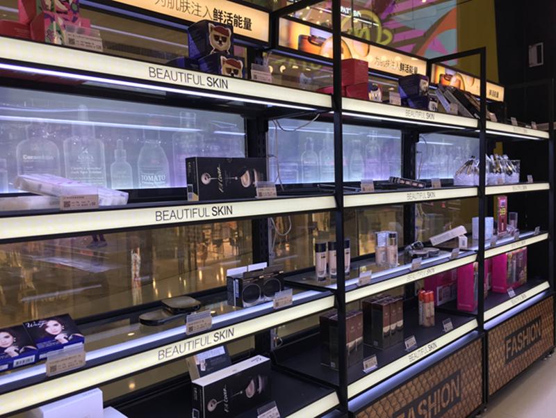 在彩妆陈列上，美星家以开架替代形象柜。