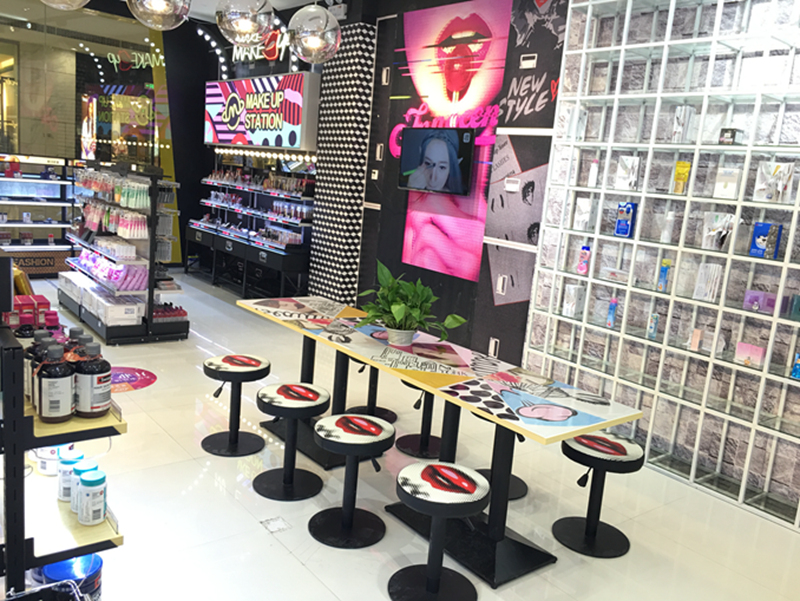 在创始人飞扬看来，高频率的彩妆课堂更能提升顾客与店铺的粘性，因此在彩妆区设置了专门的彩妆课桌，一次可供8位会员学习。