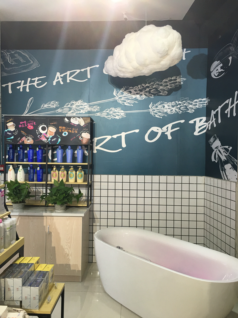 除了彩妆区，美星家对洗护品类也进行了场景化的打造：浴泡般的云朵装饰、盛满浴球的浴缸道具以及极具浴室感的马赛克瓷砖墙等，让顾客“一秒入戏”。