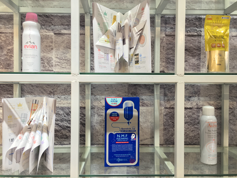 美星家坚持出售授权商品，因此部分爆品无法销售，但美星家会以精心折叠的DM单页为装饰道具，别出心裁。