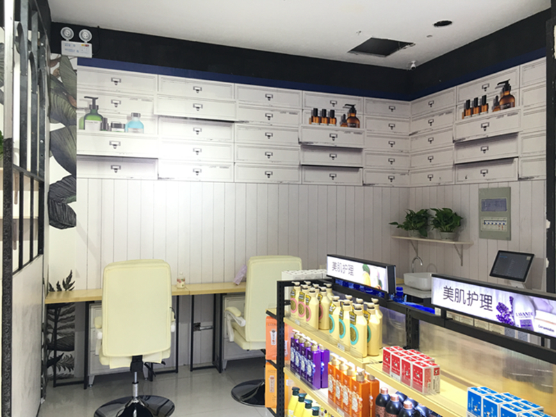 为了方便消费者体验，美星家将护肤区与体验区相连。考虑到体验区更多服务高端会员，因此在品牌陈列顺序上，后、奥碧虹等中高端品牌更靠近体验区。