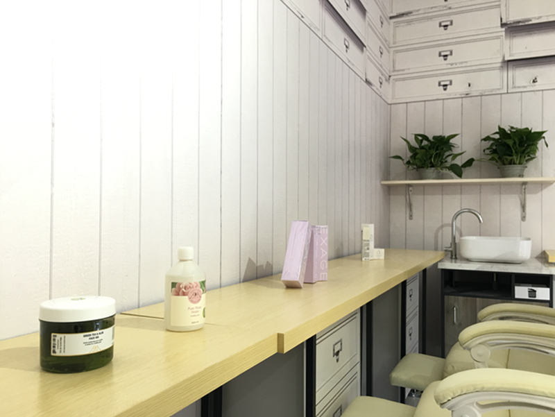 体验区的桌面上会定期更换不同产品的试用装，方便顾客选用。