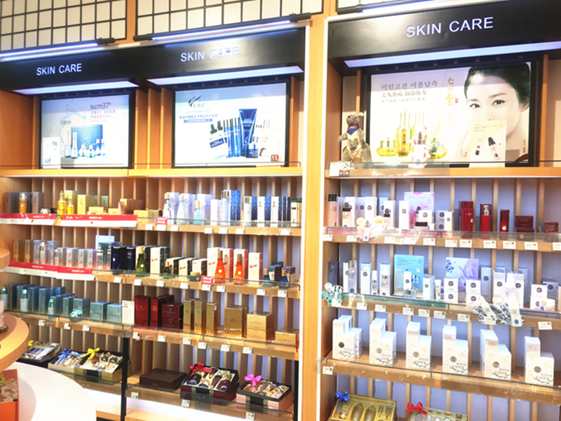 其店铺面积多在80到120平米左右，主营品牌包括迪奥、香奈儿、娇兰、兰蔻、范思哲、纪梵希、圣罗兰、欧莱雅、雪花秀、珂莱欧、A.H.C等，专注于“海外美妆”。