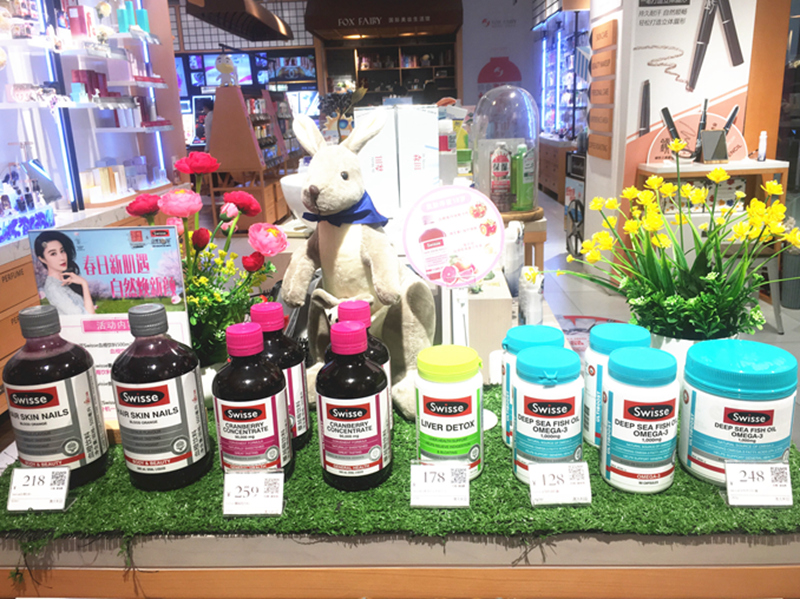王佩十分关注国内外的美容时尚潮流风向标，很多当年乃至当季的流行单品或者新品牌、品类在店内都有上架，近期备受关注的美容保健品牌Swisse即为一例。