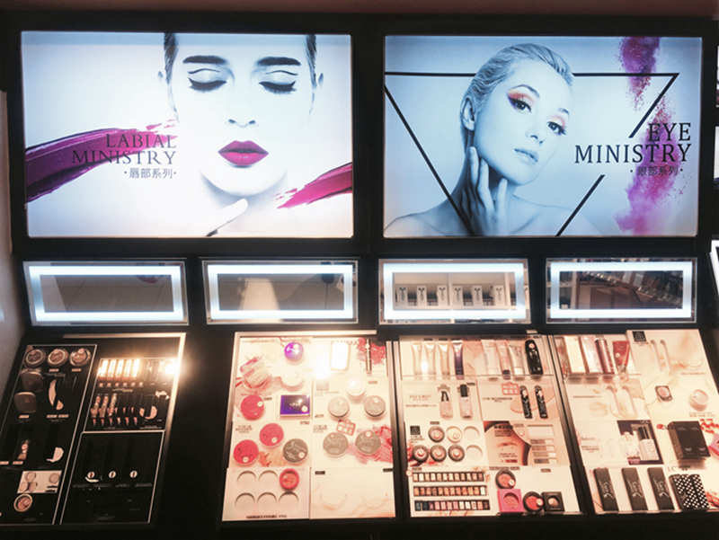 狐狸小妖很擅长通过场景化的陈列方式来促进彩妆的连带销售。系统每个月还会根据时下流行妆容，让店员定期更换妆面。