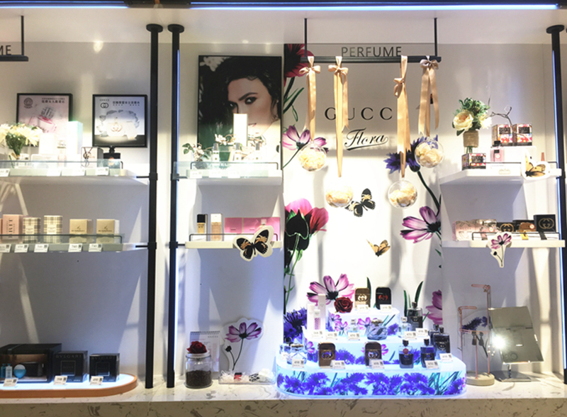 由花束、蝴蝶、壁画、绿植等装饰物装点起来的香水区，是狐狸小妖店内颇为吸引人的一块陈列区域。