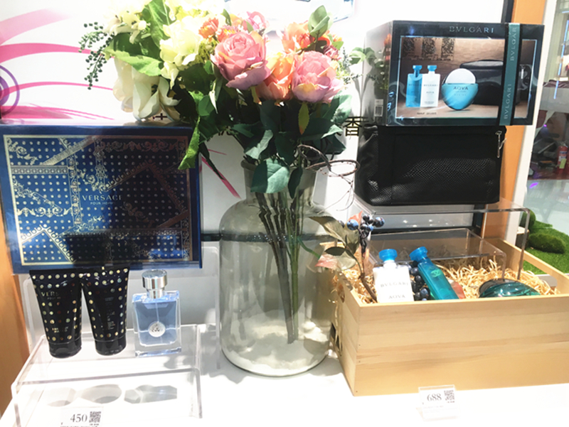 由花束、蝴蝶、壁画、绿植等装饰物装点起来的香水区，是狐狸小妖店内颇为吸引人的一块陈列区域。