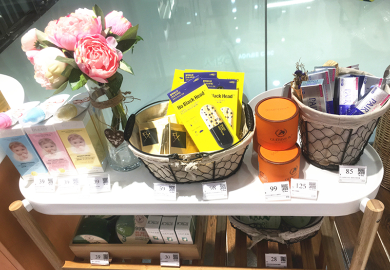 进口品也是狐狸小妖一直以来的重点发力方向。从爆款条码到名品大牌一样都不落下， FX眼药水、狮王牙膏等新奇小物都囊括其中。