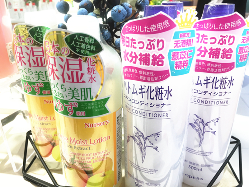 娥佩兰薏仁水、Nursery卸妆膏、LUNA气垫霜等热销网红单品都陈列在店铺显眼位置。