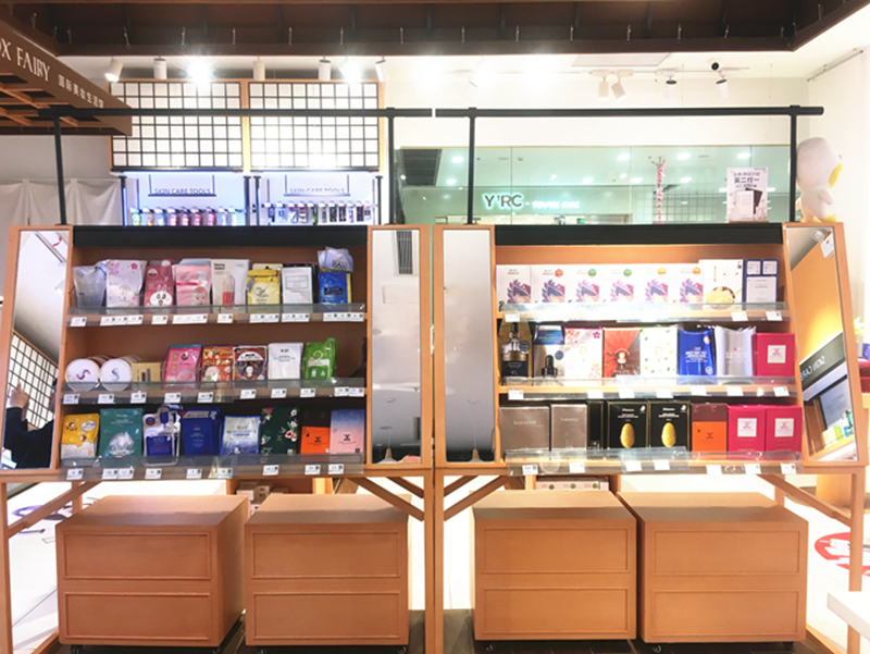 热门面膜分布在店内的中岛、堆头和面膜专区。