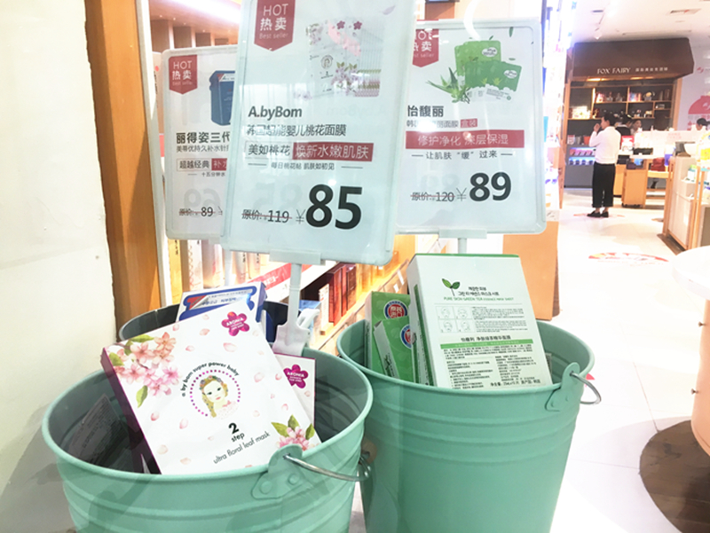 热门面膜分布在店内的中岛、堆头和面膜专区。