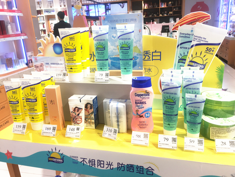 正值防晒产品热销季，安耐晒、水宝宝等口碑进口防晒品陈列在进门处的堆头以及中岛区，方便店员进行引导销售。