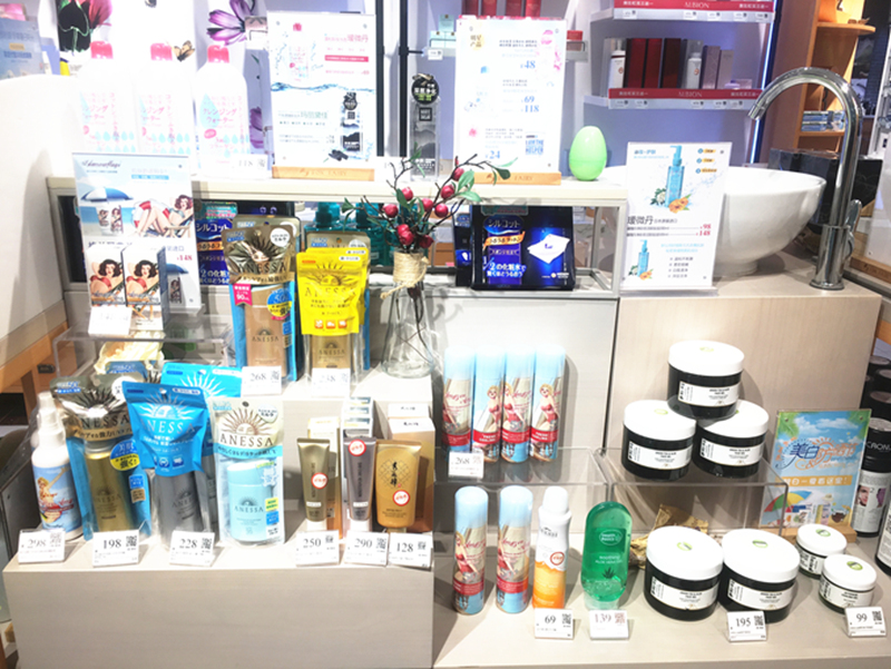 正值防晒产品热销季，安耐晒、水宝宝等口碑进口防晒品陈列在进门处的堆头以及中岛区，方便店员进行引导销售。
