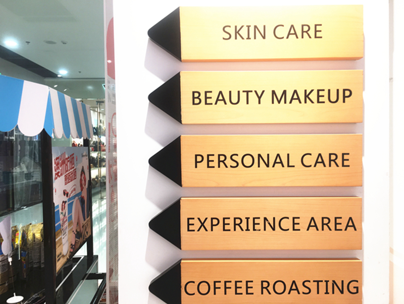 为帮助消费者快速找到心仪产品，狐狸小妖加入了多种情景式陈列元素，包括木制的指示牌、手写标签等。