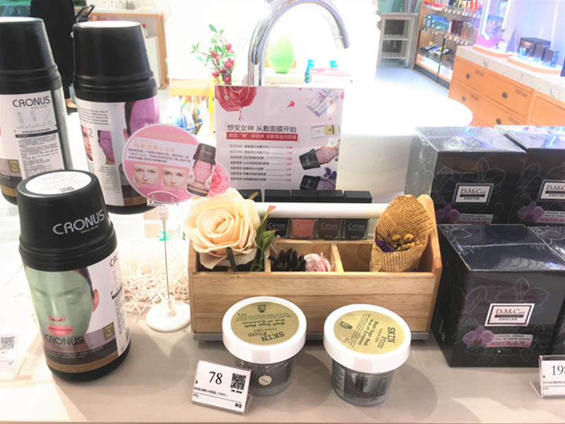 王佩坚持货品第一原则，独创“情景式+轻体验”的场景化营销模式。通过精致的小道具和场景布置，在每个环节潜移默化地引导消费者。