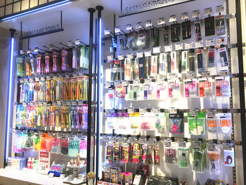 紧邻收银台位置，狐狸小妖设计了专业的彩妆工具区，方便顾客在买单前顺带购买，可以增加工具类产品的连带销售。